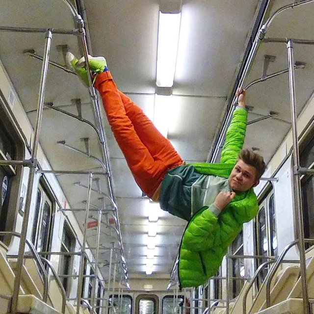 "В школе вас не научат мату". Как британский студент преподаёт английский сленг — и учит русский