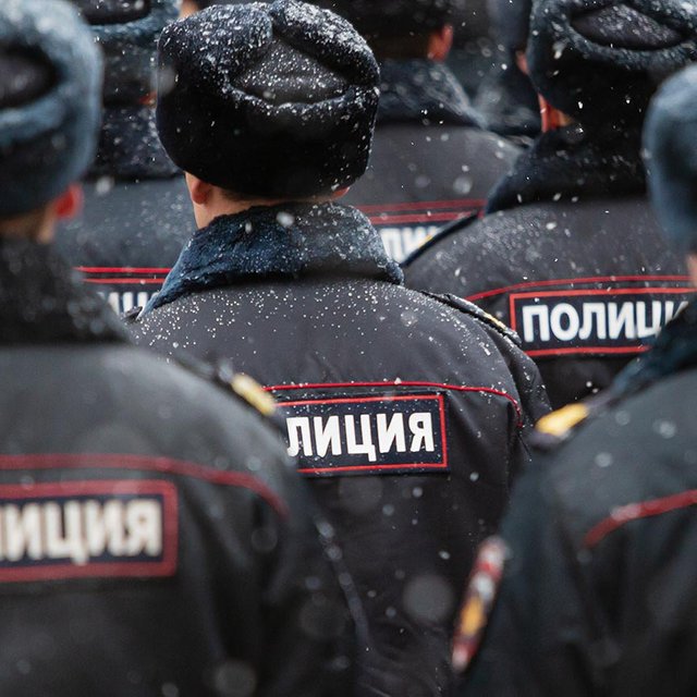 Подростки хулиганят у школы ночью. Может ли сторож вызвать полицию?