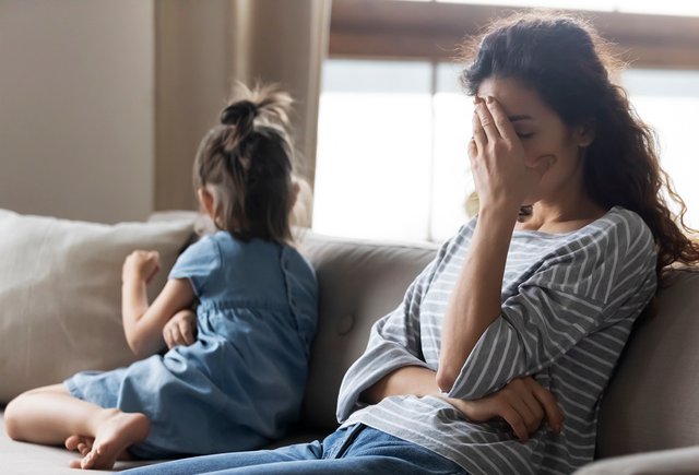 Старший ребёнок перестал слушаться после рождения младшего: как наладить отношения