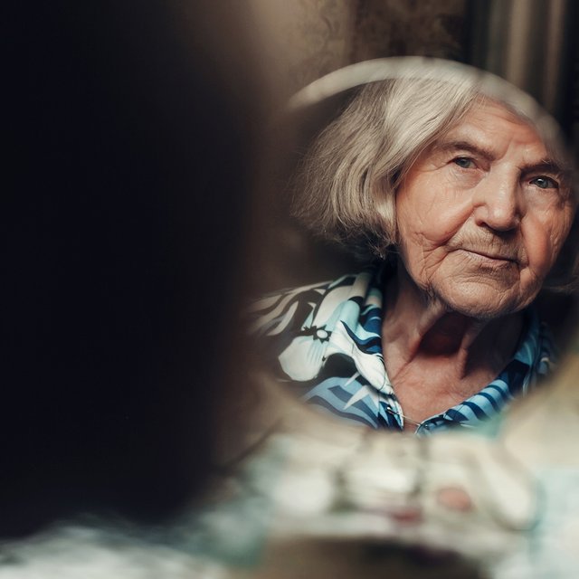 В семье мужа есть одинокая бабушка, с которой никто не общается: как это изменить?