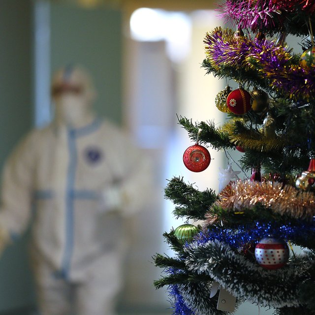 «Дети хотят фейерверков, а папы нет»: реаниматолог, машинист и бортпроводник — о Новом годе на работе