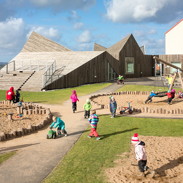 Сон без принуждения и вегетарианское меню: как устроены детские сады в Швеции
