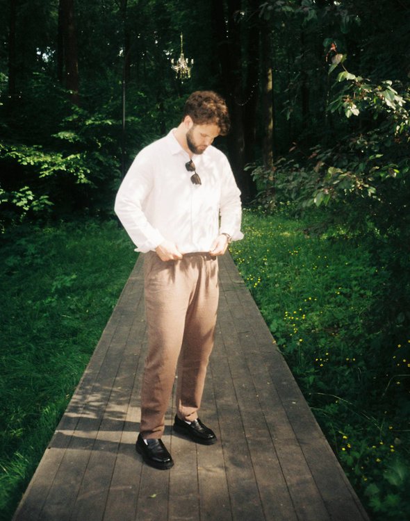 Учитель математики. Мужчина в белой рубашке с черными очками на фоне природы