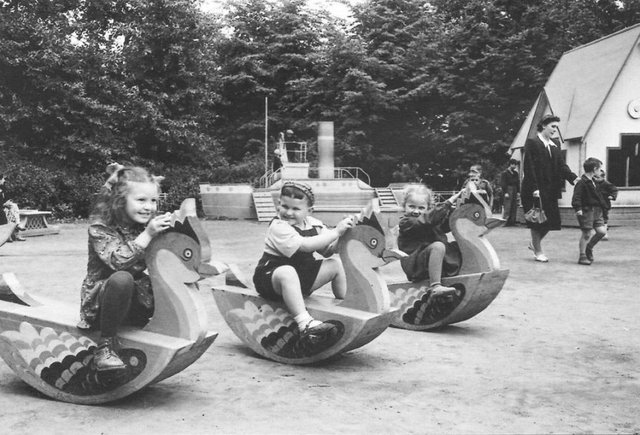 Обложка От сарая для игрушек до избушки на курьих ножках: история детских площадок в России