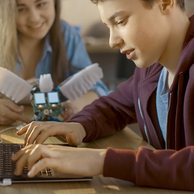 «Мама хотела, чтобы я ходил на танцы, но я взял ноутбук и начал программировать»