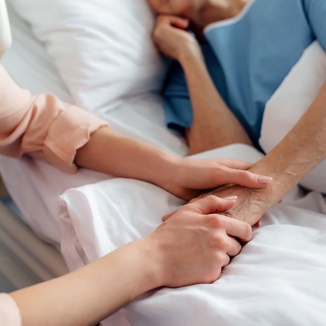 У моей мамы рак: как поддержать её и себя?