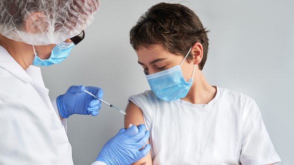 ВПЧ передается половым путем и вызывает рак шейки матки. Зачем 9-летним детям прививка от него?