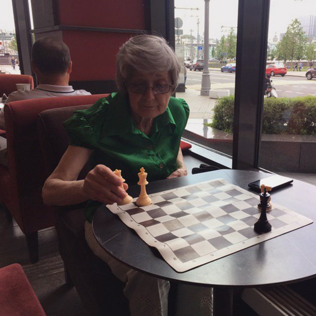 Пенсионерка Валентина Яковлевна обучает детей шахматам. Новых учеников она ищет в переходе