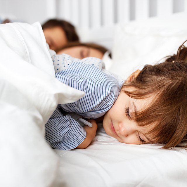 Почему ребёнок хочет спать с родителями и как отучить его от этого