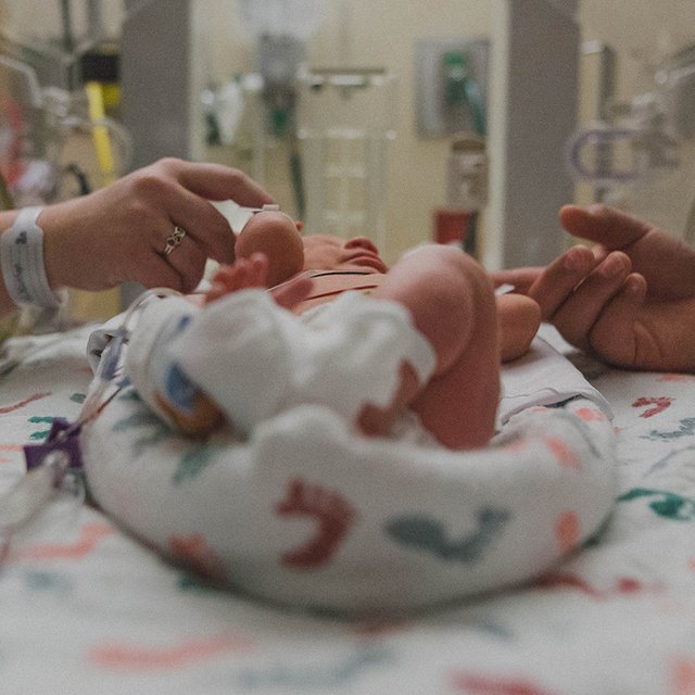 «Оплакать потерю своих надежд». Что чувствуют мамы недоношенных детей и как им можно помочь