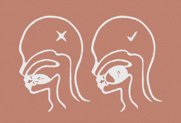 На фотографии изображен мьюинг — упражнение, при котором язык прижимают к небу