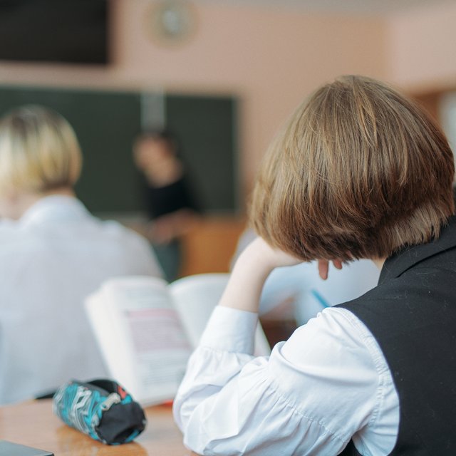 «За полную ставку учителя математики мне дали 12 тысяч». Педагоги — о том, почему они ушли из школ и детских садов