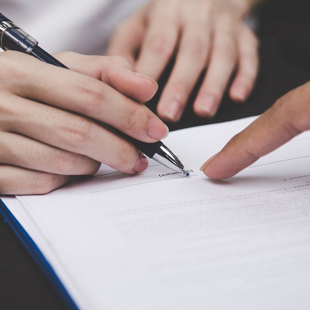 Директор просит подписать документы задним числом: как вести себя учителю