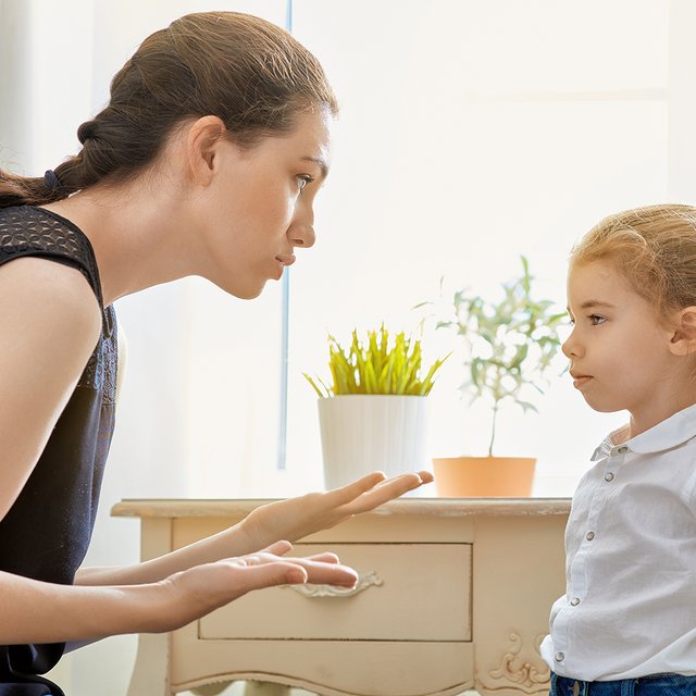 Разлюбила старшую дочь после рождения младшей: что делать