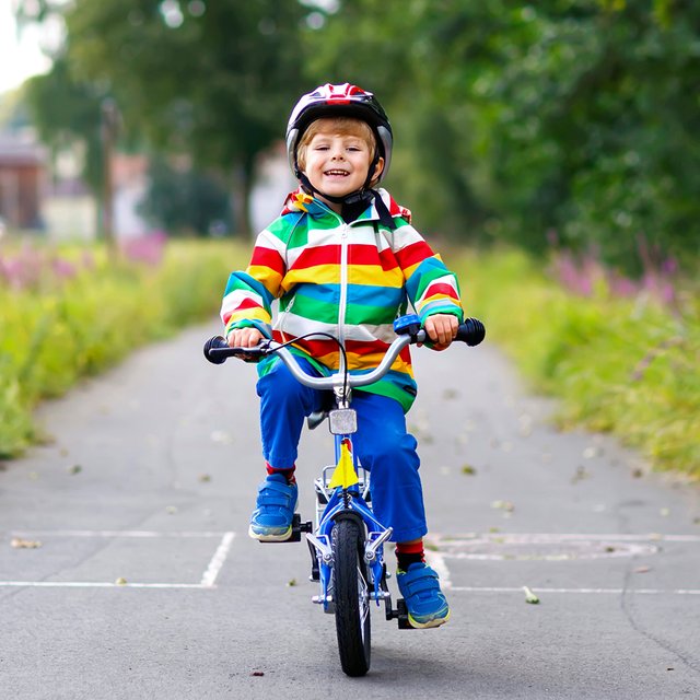 «А Маша гуляет одна! Можно мне тоже?». Психолог — о первых детских прогулках без родителей