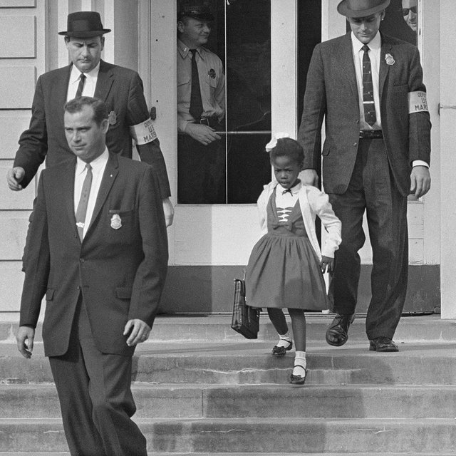 Ей запрещали гулять на переменах и есть в столовой. История первой темнокожей девочки, которая пошла в школу для белых