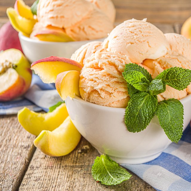 Домашнее мороженое за 10 минут: из сгущёнки, бананов, клубники, смородины, персиков