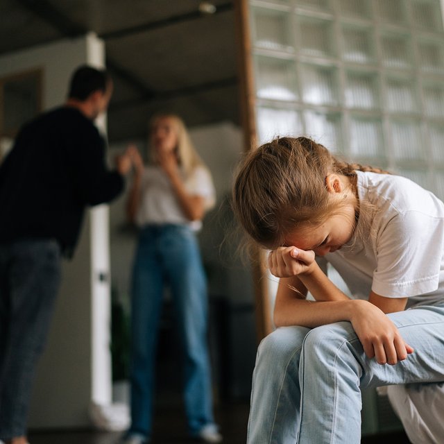 Родители часто ссорятся и оскорбляют друг друга: как реагировать подростку