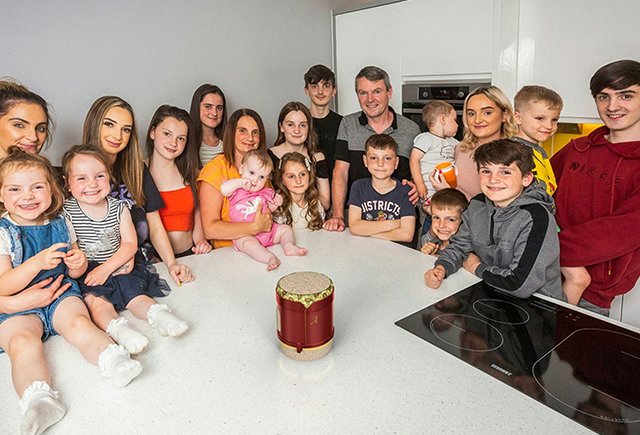 «Мы думали остановиться на трёх детях». Как живёт британская семья, в которой 21 ребёнок