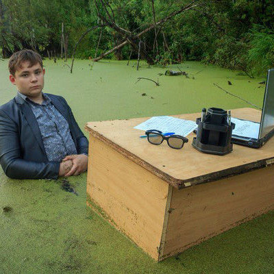 Челябинский школьник прославился фотосессией в болоте