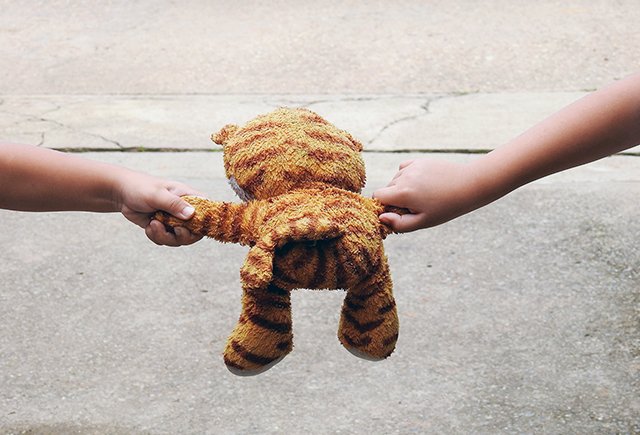 Ребёнок постоянно отбирает игрушки у других детей. Что делать?