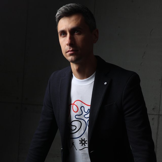 «Всему этому мама не научит». Отец двух дочерей — о воспитании мальчиков в школе мужественности