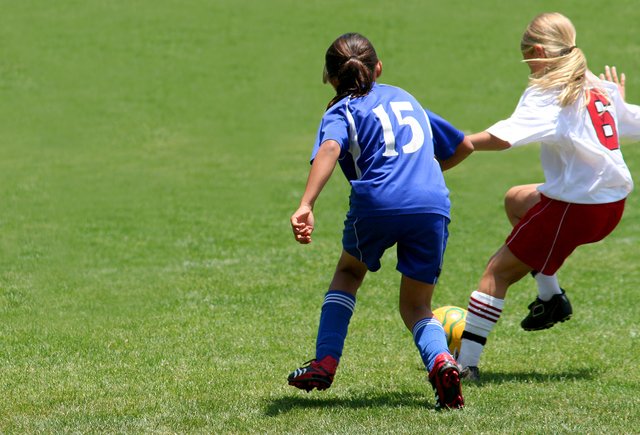 Гимнастика для мальчиков и футбол для девочек: подборка спортивных материалов «Мела»