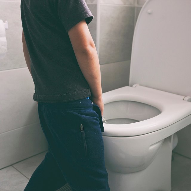 Ребёнок часто и по чуть-чуть ходит в туалет по-маленькому: нужно ли беспокоиться