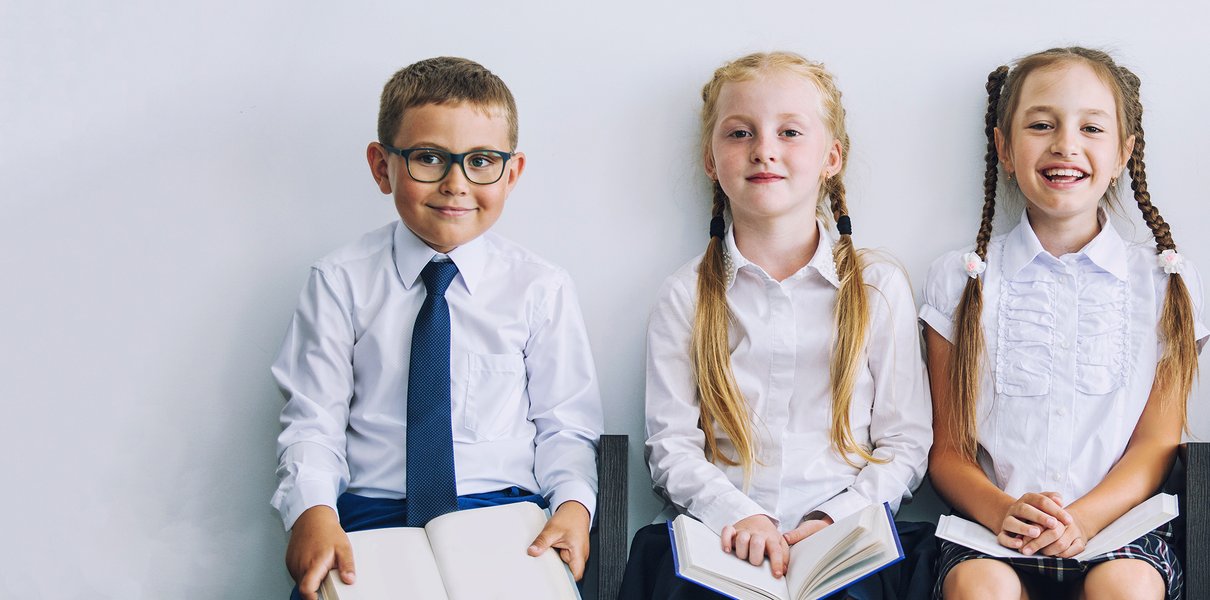 Кто имеет приоритет при записи в первый класс школы на закреплённой территории?