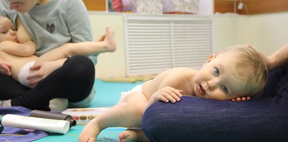 Сдать ребёнка, как на развивашки, не получится: что такое методика PEKiP и как она живёт в России