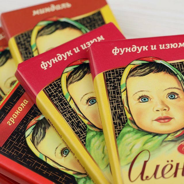 5 детей, которые стали брендами: а вы знаете, как на самом деле звали девочку с шоколадки «Алёнка»?