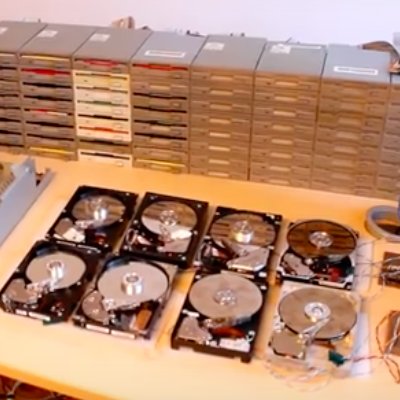 Польский программист сыграл песню Nirvana на устройстве из дисководов