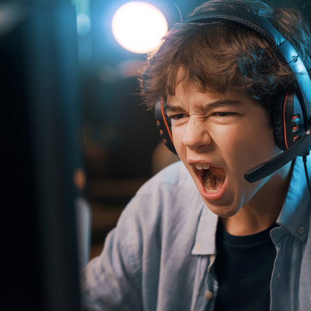 «Может всю ночь сидеть за компьютером». Игровая зависимость у детей: как не прозевать её начало