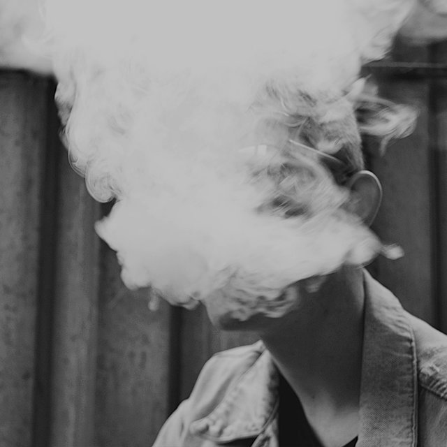 Подросток стал курить вейп: как отучить его от этой привычки и давать ли теперь карманные деньги