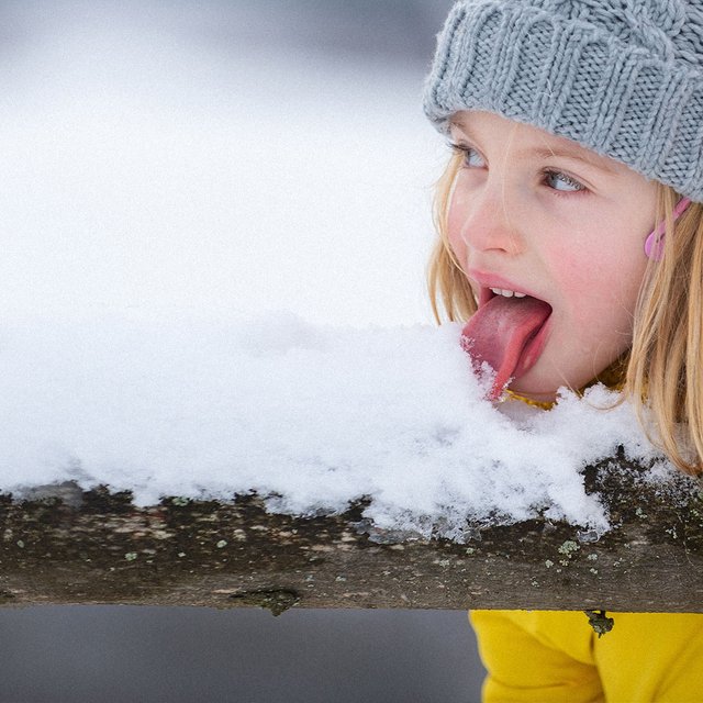 Конфеты с алкоголем, прилипший к качелям язык и поедание снега: 15 вопросов о детском здоровье на новогодних каникулах