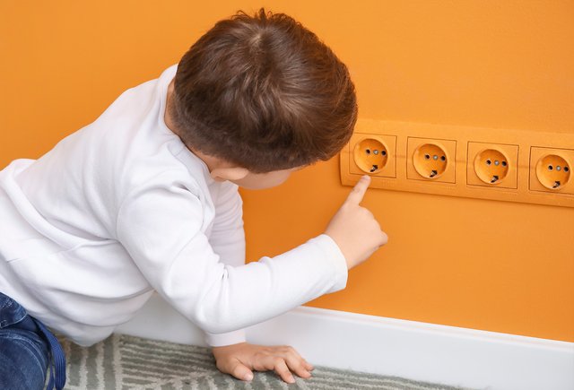 Ребёнок суёт пальцы в розетку: как его отучить