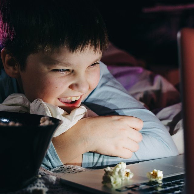 «Что за треш ты там смотришь». Почему дети любят шок-контент и надо ли с этим бороться