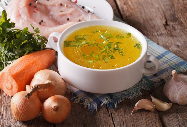 Как приготовить прозрачный куриный бульон: рецепт, который хоть раз в жизни гуглят все родители