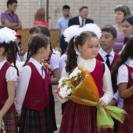 Гимн по понедельникам и платные пересдачи: особенности учёбы в Казахстане
