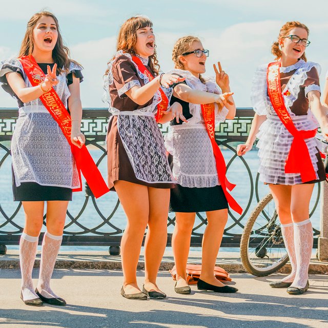 «Районы, кварталы, жилые массивы, я ухожу, ухожу…» Как? Тест: подпойте выпускнику на «Последнем звонке»