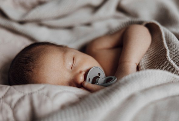 Спящий младенец с соской / пустышкой во рту