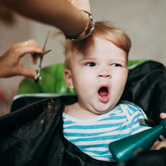 Почему нельзя кидать распашонки на пол и как «отстричь ум»? Тест: знаете ли вы приметы о детях