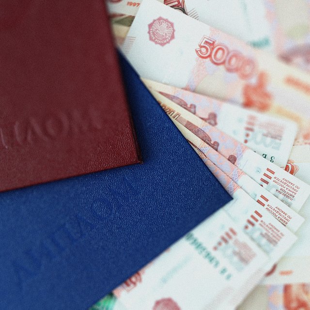 «Родители подарили члену комиссии частный вертолет»: реальные истории о взятках в вузах