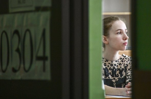 Ученица ожидает начала экзамена в общеобразовательной школе. ЕГЭ