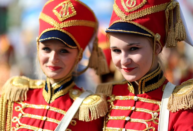 Что значит «быть при параде» и почему женщины теперь бывают при параде чаще мужчин