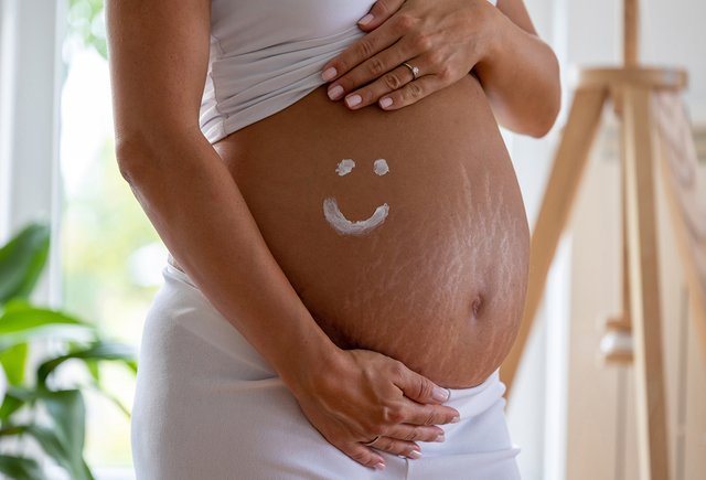 Как избавиться от растяжек во время беременности и помогут ли масла и кремы