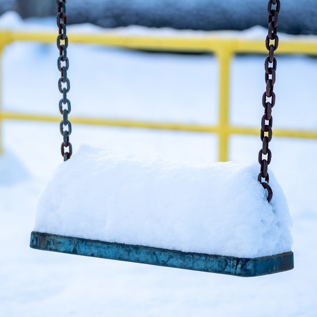 «Качаться на качели» или «на качелях»? Как говорить правильно