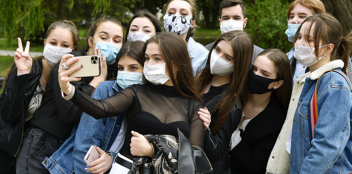 Как пройдут выпускные в московских школах: маски, ограничение числа участников и онлайн для родственников
