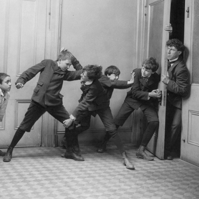 «Мы завалили её в сугроб, накормили снегом и пнули»: 4 истории школьной травли