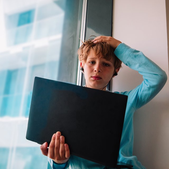 Учитель поставил двойку за то, что домашнее задание сделано на компьютере. Это законно?